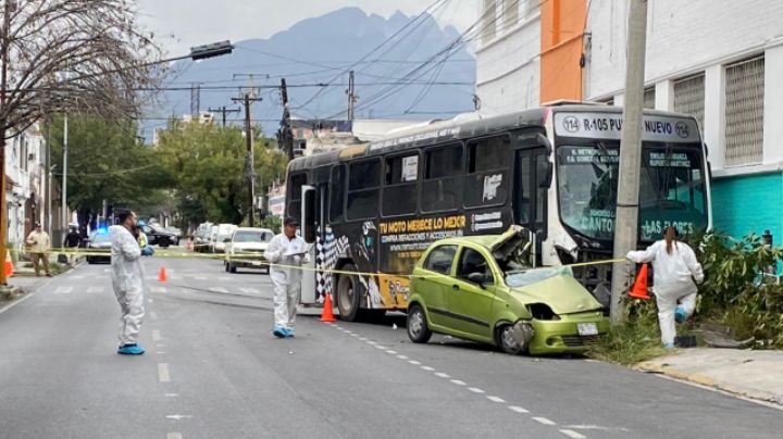Fallece mujer tras choque con camión urbano en el centro de Monterrey