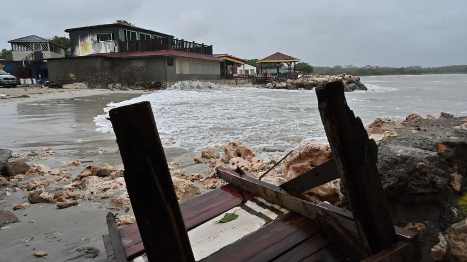 El huracán 'Melissa' baja a categoría 3 tras dejar a Jamaica como zona catastrófica.