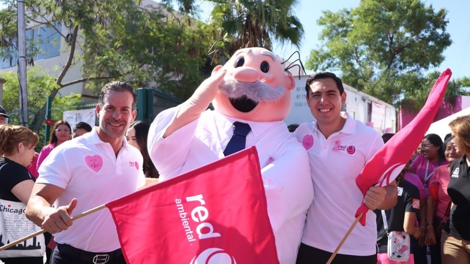 Horacio Guerra, CEO de Red Ambiental, junto al alcalde César Garza en campaña rosa.