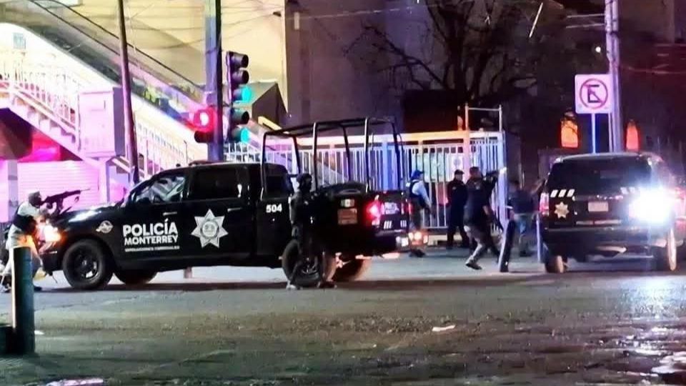 Detienen a dos hombres tras atacar a balazos una patrulla en el centro de Monterrey.