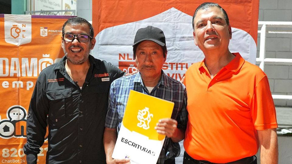 Vecino de la colonia Pueblo Nuevo recibe las escrituras de su casa