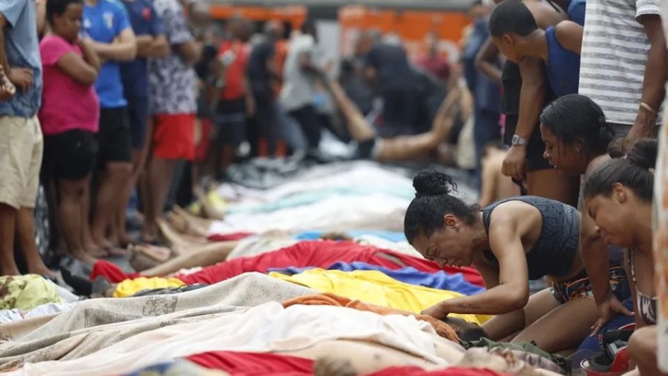 Los cuerpos fueron depositados a primera hora de la mañana en una hilera de al menos 50 personas, tendidas lado a lado, en la plaza São Lucas, en Penha.
