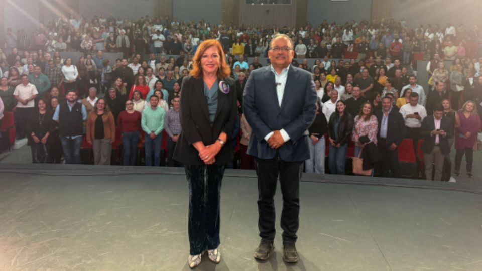 La periodista Valentina Alazraki junto al alcalde de Escobedo, Andrés Mijes.