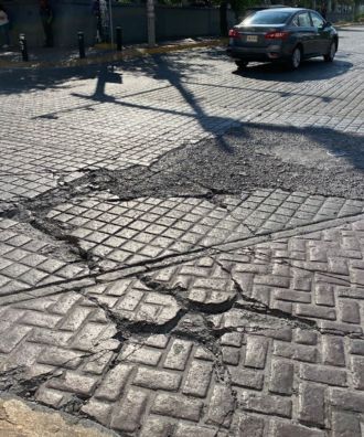 Muestran calles aledañas a la Macroplaza deterioro y hundimientos