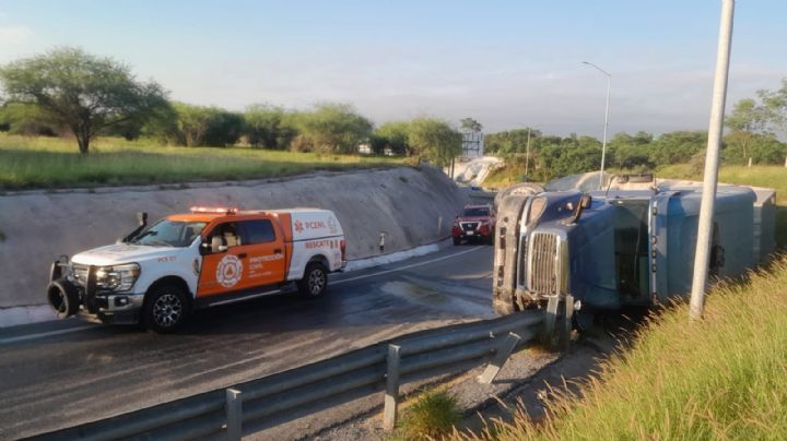 Camión con ganado se vuelca en Juárez; hay dos heridos