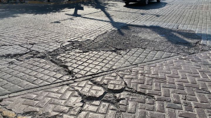 Muestran calles aledañas a la Macroplaza deterioro y hundimientos