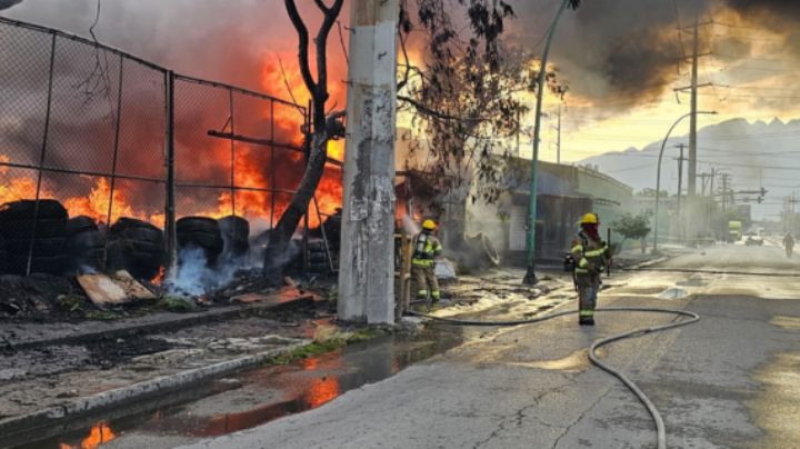 Se incendia negocio de llantas en San Nicolás