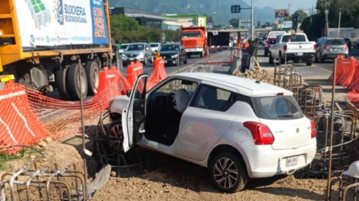 Conductor pierde el control y termina en la obra del Circuito Vial Huajuco, en Monterrey
