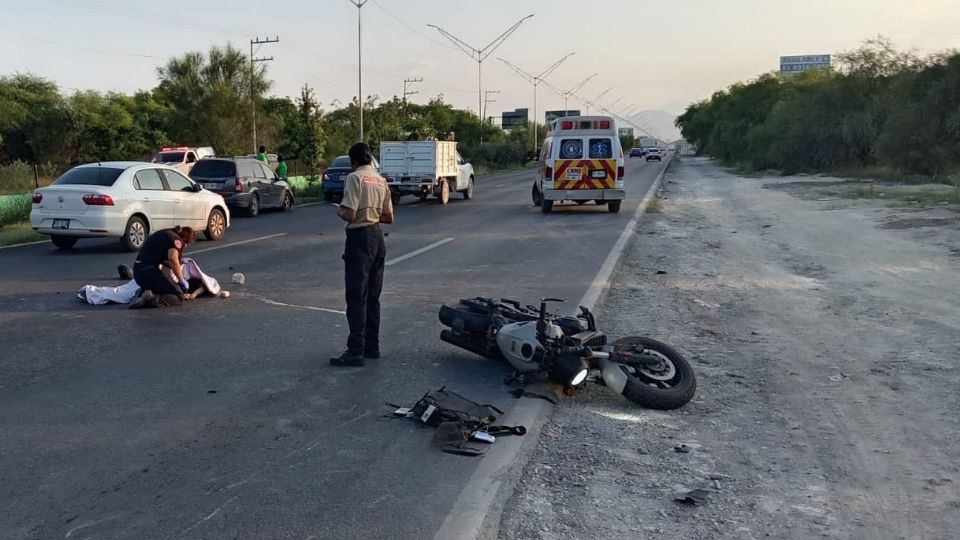 El cuerpo sin vida del motociclista quedó sobre la vía.