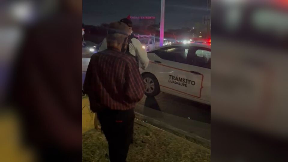 Los oficiales llevaron al adulto mayor a su casa.