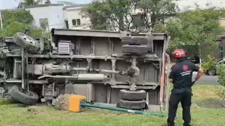 Vuelca camión repartidor de agua embotellada en plaza pública de Cumbres