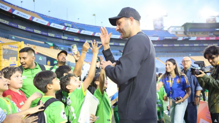 Gignac acompaña a su hijo en la inauguración de la Copa Tigres Incomparables