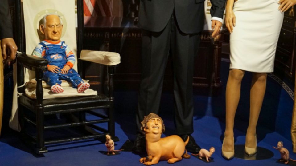 Figura del primer ministro israelí, Benjamín Netanyahu, vestido del muñeco  Chucky con un perro faldero con la cara de Javier Milei.