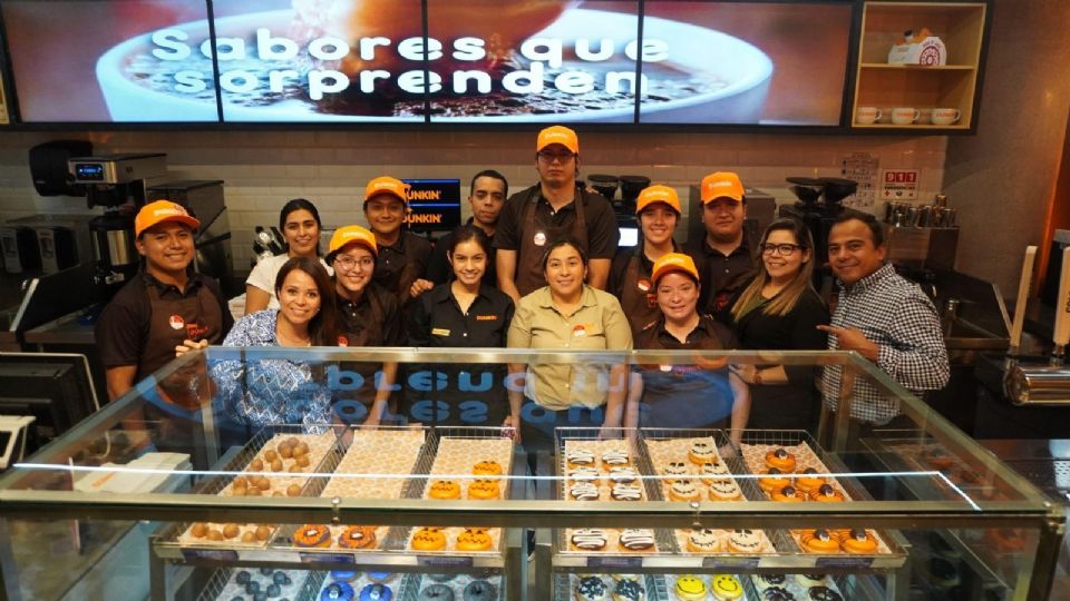 Equipo de Dunkin en Coffee Party previo a la apertura en Plaza Alquimia.