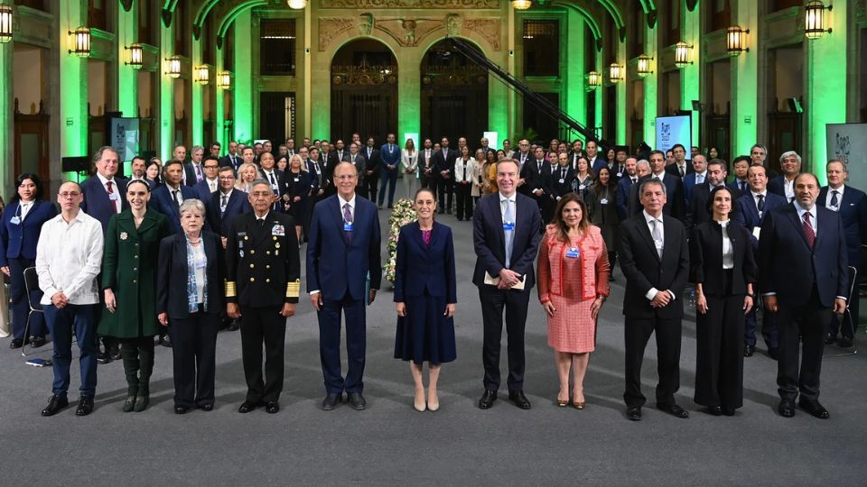 Sheinbaum presenta 'Plan México' al Foro Económico Mundial para fortalecer la industria.