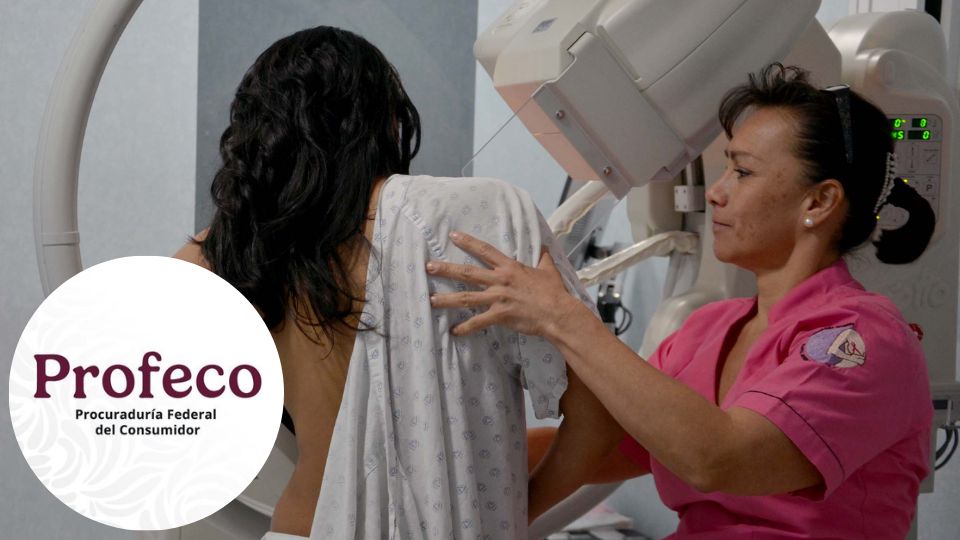 Mujer se realiza mastografía en unidad médica