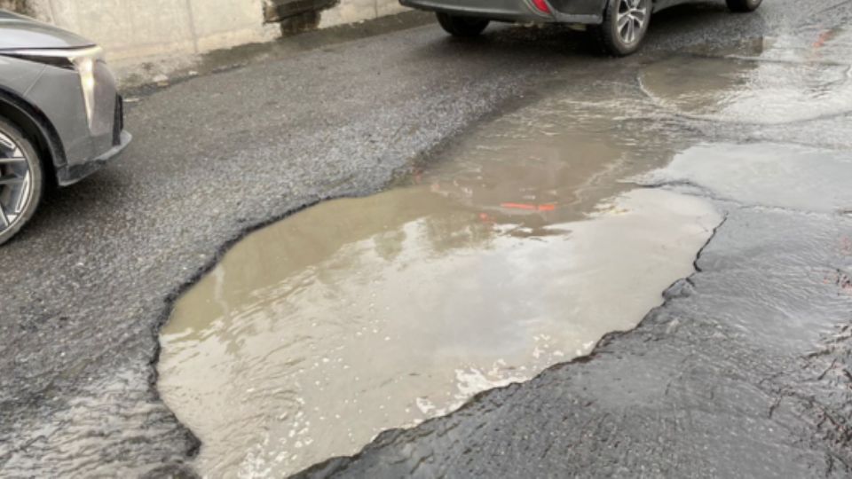 Bache en la autopista al Aeropuerto Internacional de Monterrey.