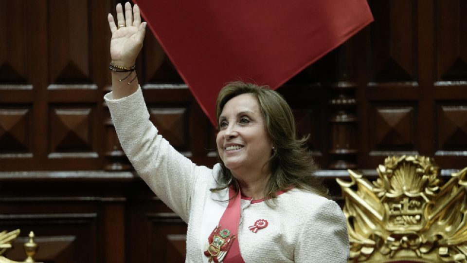 Fotografía de archivo del 28 de julio de 2025 de la presidenta de Perú, Dina Boluarte, saludando en el Congreso, en Lima (Perú).