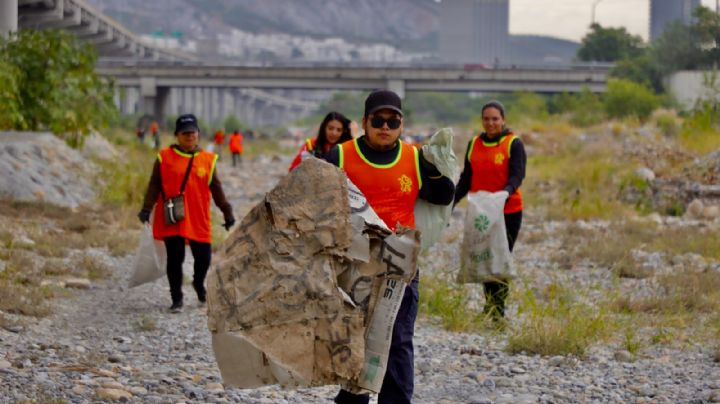 Retiran voluntarios más de media tonelada de basura del Río Santa Catarina