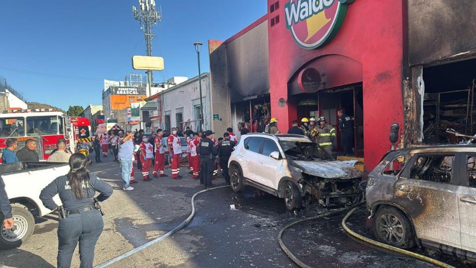 Elementos de Bomberos trabajaron para sofocar el siniestro en la tienda.