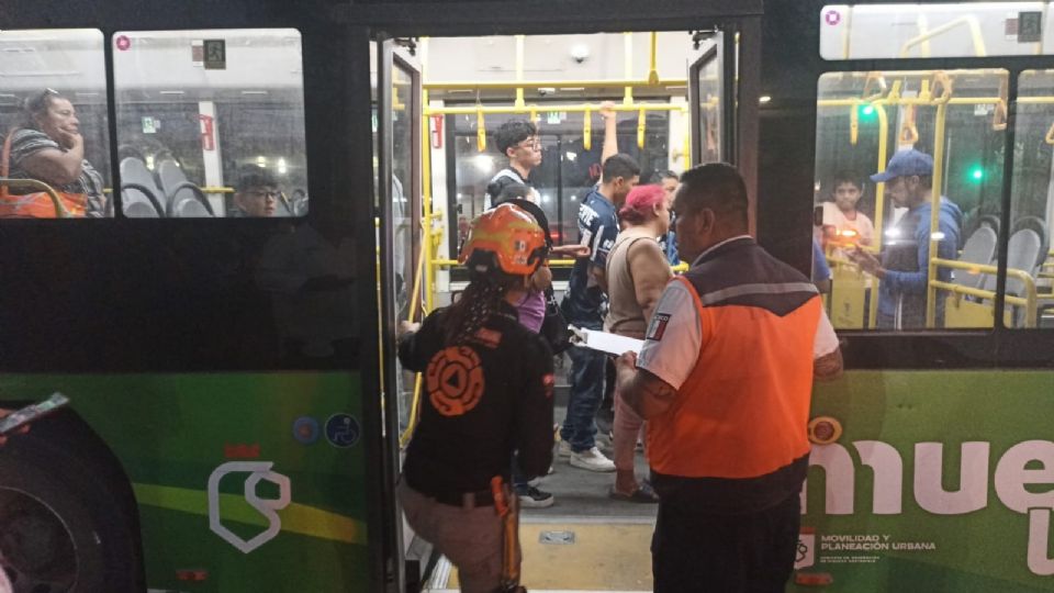 Los lesionados recibieron atención en el lugar y permanecieron en espera del arribo de la aseguradora.