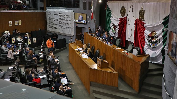 Protesta de maestros jubilados interrumpe comparecencia del Isssteleón