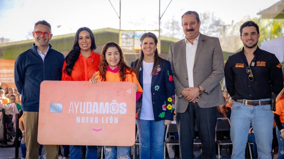 Autoridades estatales dan primeras tarjetas de “Ayudamos a las Mujeres” a nicolaítas