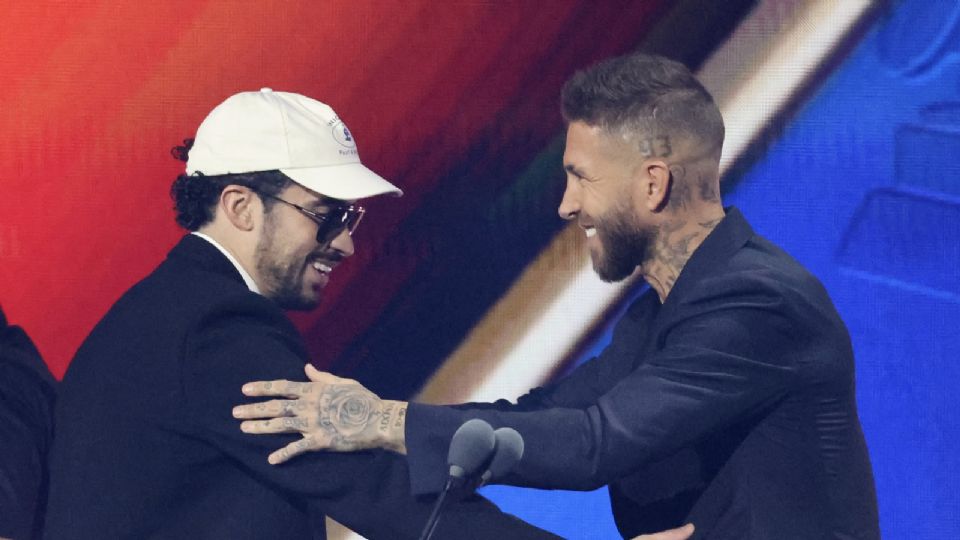 El futbolista español Sergio Ramos (d) saluda al cantante puertorriqueño Bad Bunny en la ceremonia de los Latin Grammy