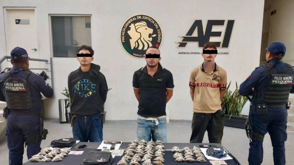 Hombres detenidos en Pesquería.
