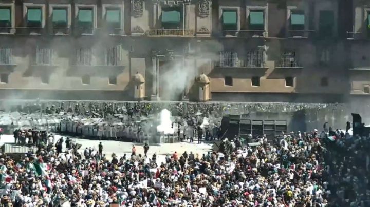 Manifestantes de la marcha Generación Z derriban vallas frente a Palacio Nacional