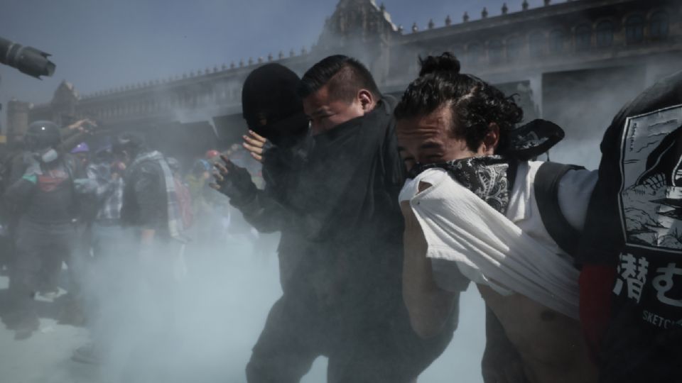 Una buena cantidad de personas resultaron afectadas por el lanzamiento de gases lacrimógenos.