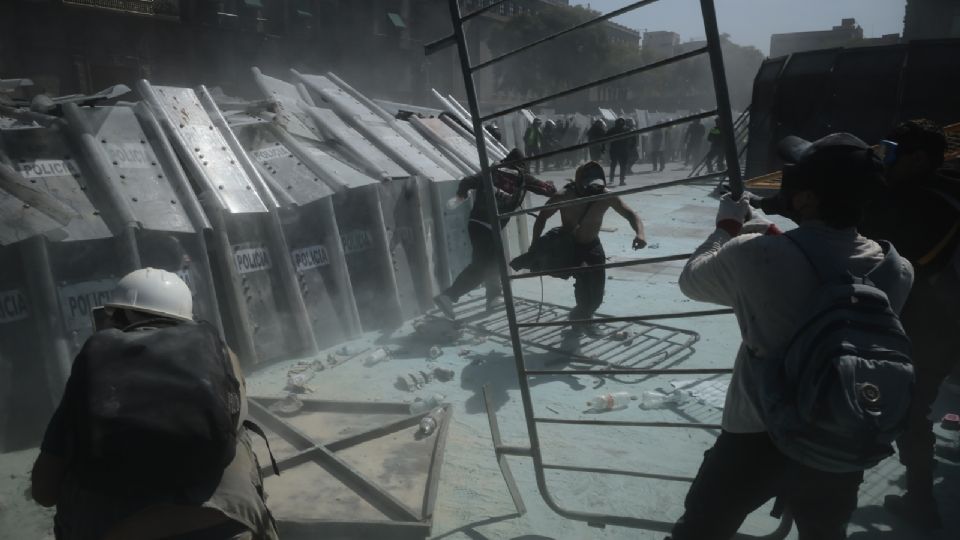 Manifestantes y policías se enfrentaron en el Zócalo de la Ciudad de México.