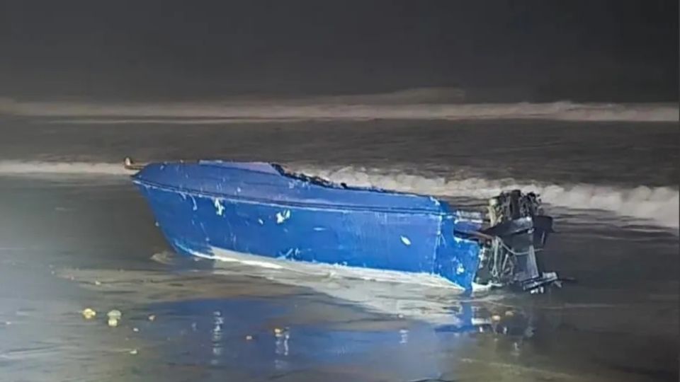 Así quedó la embarcación volcada.