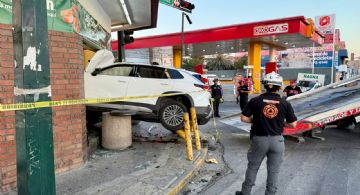 Camioneta se estrella contra tienda en Monterrey; hay dos lesionados
