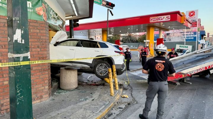 Camioneta se estrella contra tienda en Monterrey; hay dos lesionados