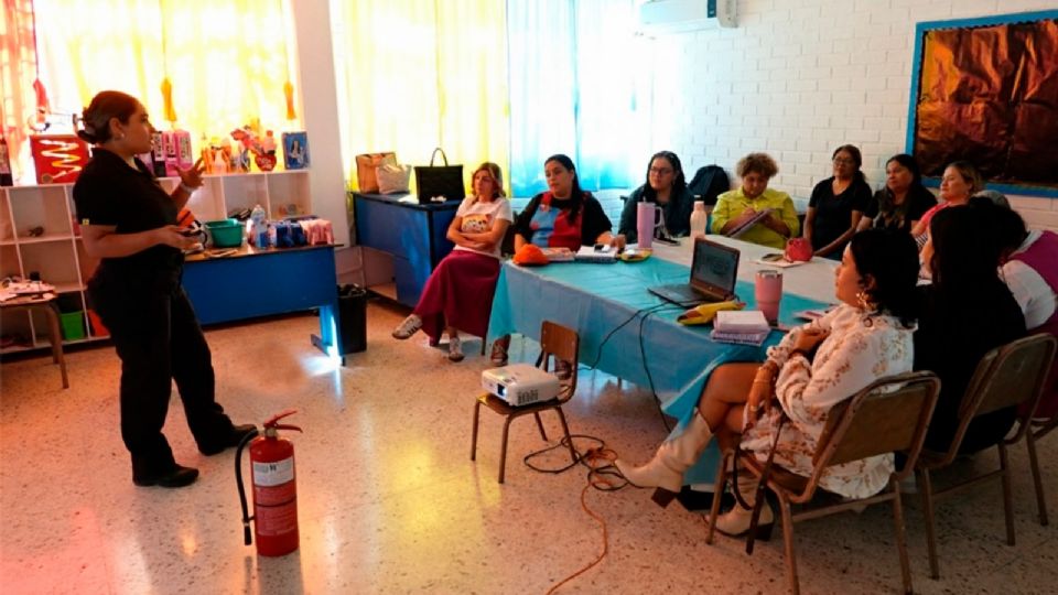 Las pláticas se llevan a cabo con todo el personal de las escuelas y los alumnos.