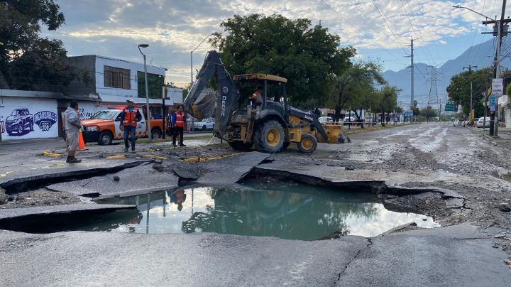 Renace fuga y provoca socavón en avenida López Mateos, en Guadalupe