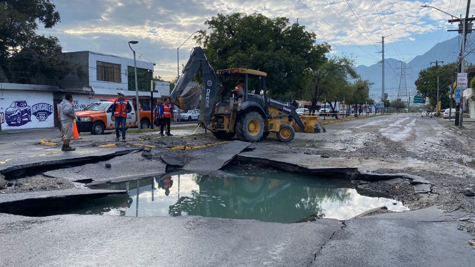 Maquinaria de Agua y Drenaje trabajando en la zona