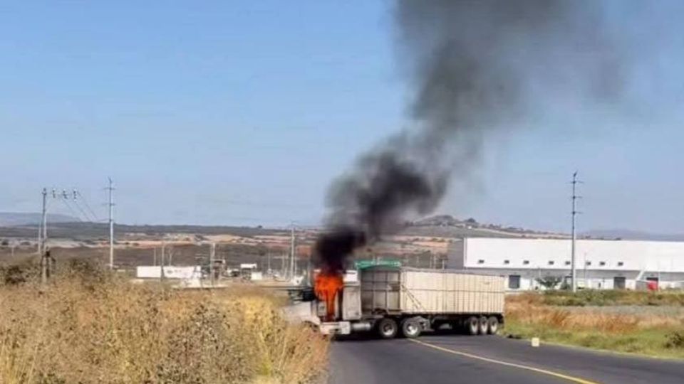 Diversas unidades de transporte de carga fueron incendiadas en carreteras del estado de Michoacán.