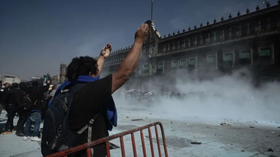 Sheinbaum solicita investigar a 'grupo violento' que atacaron a policías en la marcha del Gen Z.