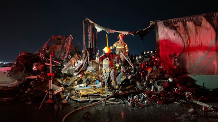 Tráiler derriba 4 postes y termina incendiado en la Autopista al Aeropuerto, en Apodaca
