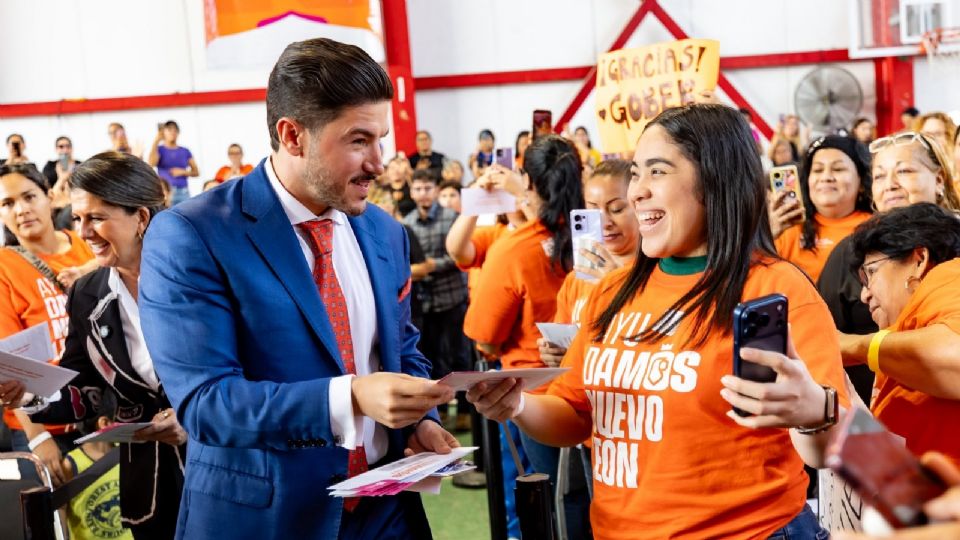 Samuel García, gobernador de Nuevo León, entregando tarjetas de apoyo para mujeres.