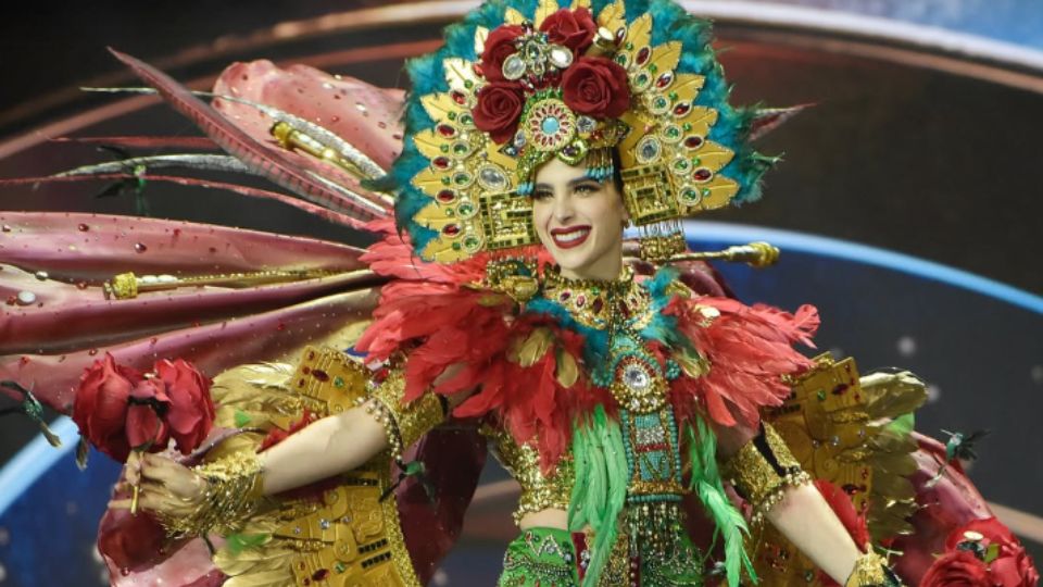 Fátima Bosch portando el traje típico en homenaje a Xochiquétzal.