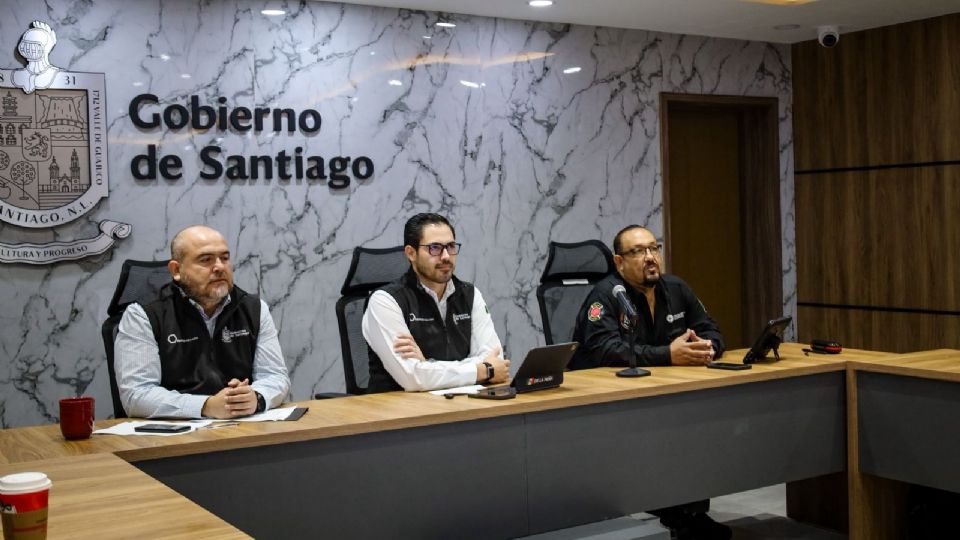 David de la Peña (en medio), alcalde del municipio de Santiago, Nuevo León, con autoridades de Protección Civil municipal.