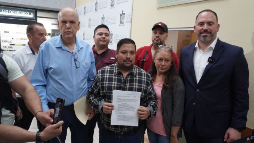 Vecinos de Cadereyta en el Congreso local.