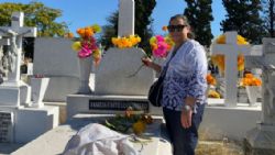 Familias regias visitan a sus difuntos en este Día de Muertos