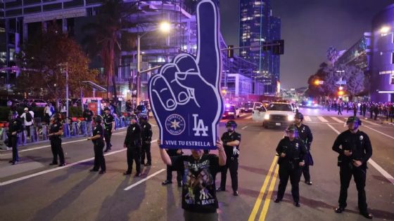 VIDEO: Fans de los Dodgers ‘celebran’ con caos y disturbios en Los Ángeles