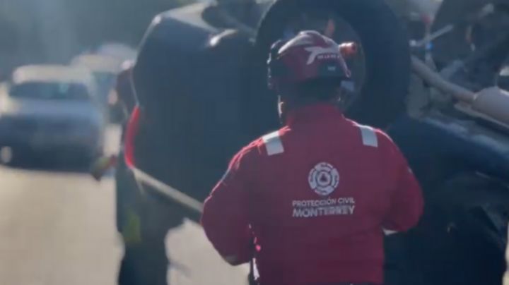 Conductor pierde el control y vuelca en Monterrey