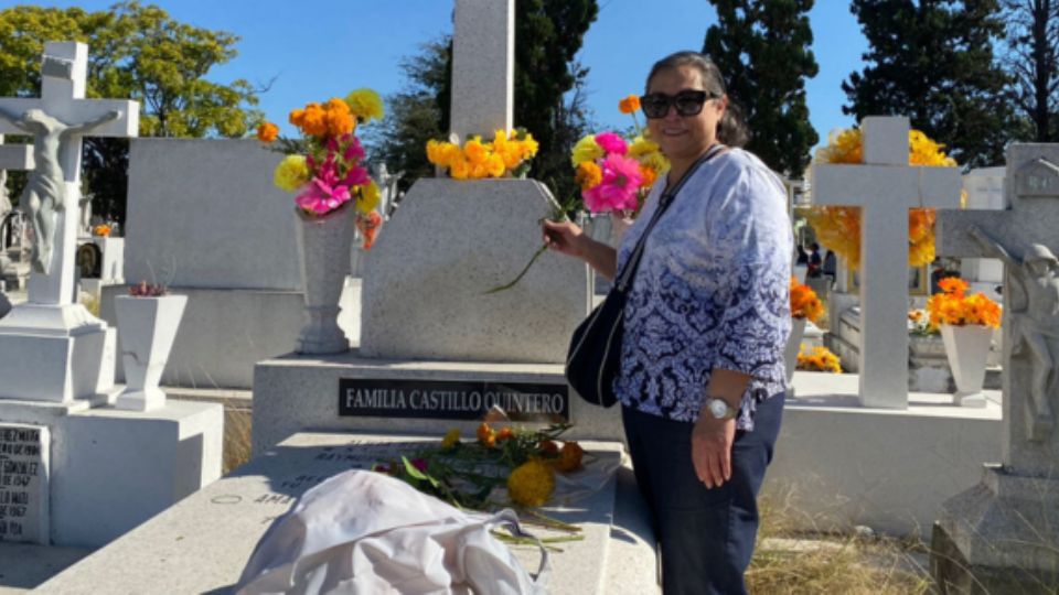 Visita a difuntos en Día de Muertos.