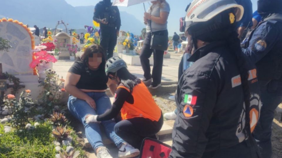 Elementos auxiliaron a una de las mujeres que resultó herida.